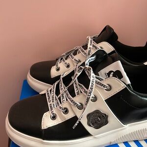 Black and white Comfortable Sneaker you don’t want to miss. Size 9